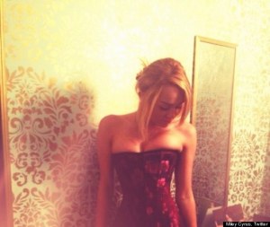 o-MILEY-CYRUS-CLEAVAGE-570