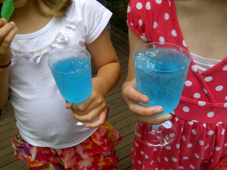 Blue fizzy cocktails