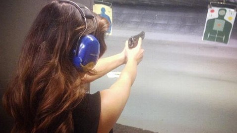 ht_kim_kardashian_gun_range_jef_130205_wblog