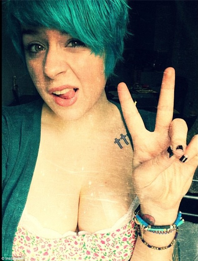 isabelle-cruise-green-hair