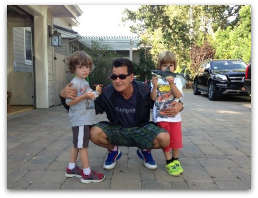 Charlie-Sheen-bashes-Mueller-family-while-posing-with-twins
