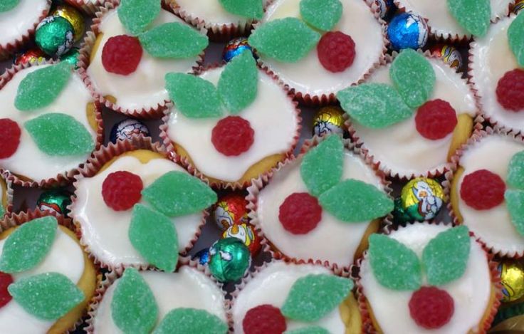 christmas-holly-cupcakes
