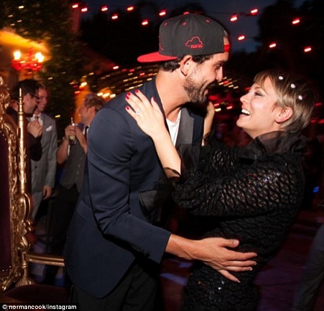 kaley-cuoco-surprise-party-2