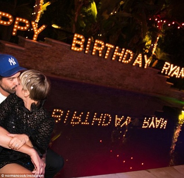 kaley-cuoco-surprise-party