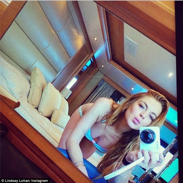 lindsay-lohan-yacht-selfie